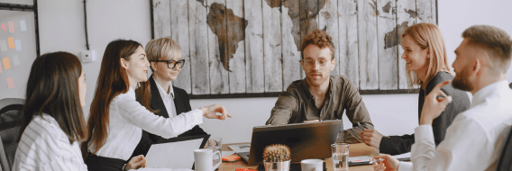 Entrepreneurs en réunion préparant leur projet